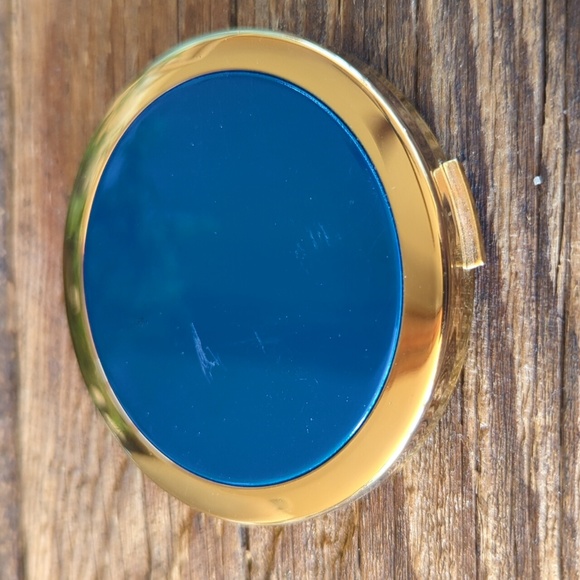 Vintage Estee Lauder Compact - Picture 2 of 4